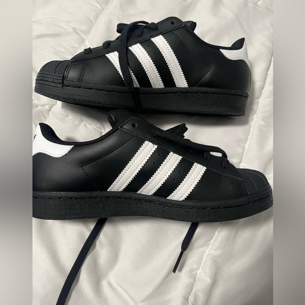 Adidas Superstar black/white/black size 6 youth